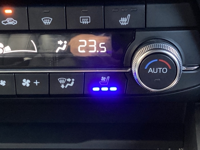 暑い夏の時期にとっても快適なシートベンチレーションを装備！シート内部に取り付けられたファンでシートの表面を換気して、涼しくしてくれます。
