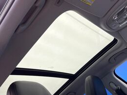 ●サンルーフ：開放感たっぷりの希少装備、サンルーフが装着されています！車内に明かりを取り入れたり景色を楽しむ以外にも、車内の空気も簡単に換気できて快適です！