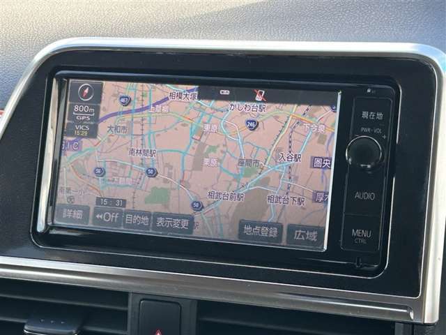 いまや必須装備「ナビゲーション」搭載！知らない場所に、スイスイッとドライブ。なんて便利な機能でしょうか？もう、これなしではハンドルを握れませんね！でも、運転中の操作は危険ですのでご注意ですね♪