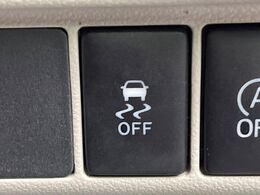 【横滑り防止装置】車両の横滑りを感知すると、自動的に車両の進行方向を保つように車両を制御します。雨の日など滑りやすい路面状況でも安全な運転が可能です。