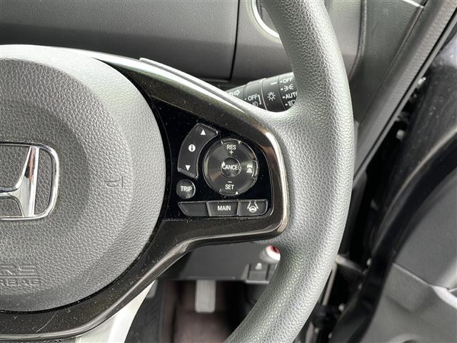 【 クルーズコントロール 】高速道路で便利な機能です！アクセルを離しても一定速度で走行ができる装備です！加速減速もスイッチ操作でOKです！