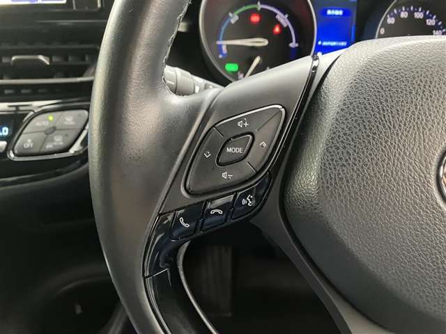 運転中、オーディオの操作をしてて、ハッとしたことはありませんか？ステアリングスイッチは、運転中でもハンドルでオーディオの操作が可能です。安全なドライブをサポートします。