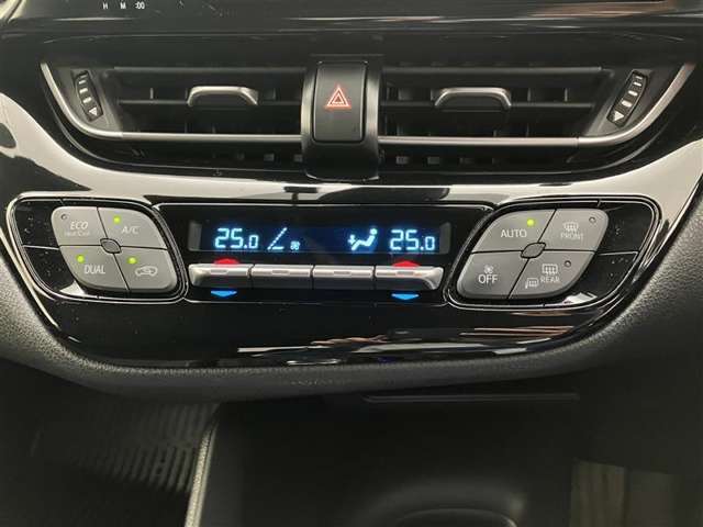 デュアルエアコンとは、運転席と助手席で、個別に温度設定ができる機能です。気温の感じ方は、人それぞれ違うもの。乗る人に優しい機能ですね。
