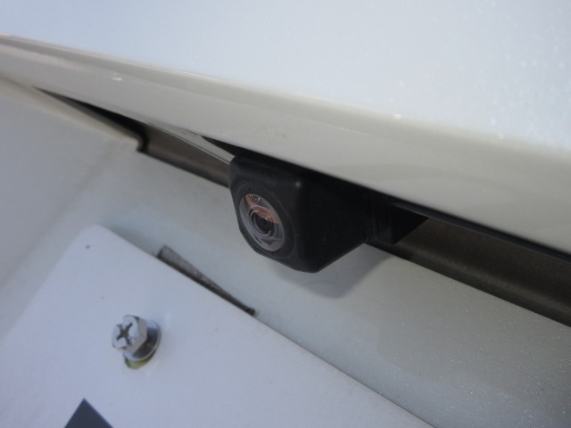 オーディオレスです。別途お好みのオーディオをカスタマイズして,ご自分なりの音響空間をご堪能下さい！ナビゲーションもお勧めです。取り付け位置は、ちょうど見やすい位置に設定されています。