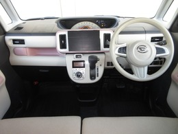 ステアリングホイールからスムーズに持ちかえられるインパネシフトを採用。シフトノブをコンパクト化し、女性でも操作しやすいサイズとしました。左手元には、便利なオーディオリモートコントロールスイッチ付き！