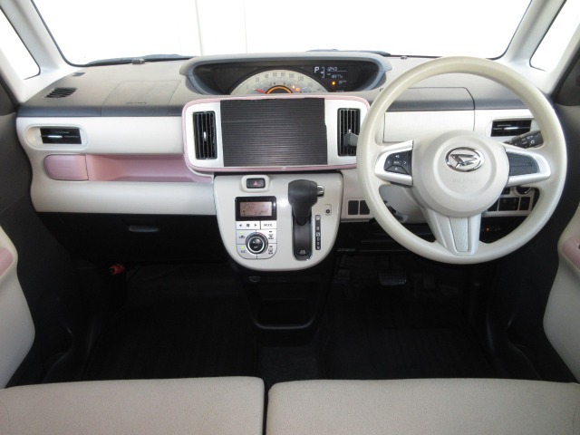 ステアリングホイールからスムーズに持ちかえられるインパネシフトを採用。シフトノブをコンパクト化し、女性でも操作しやすいサイズとしました。左手元には、便利なオーディオリモートコントロールスイッチ付き！