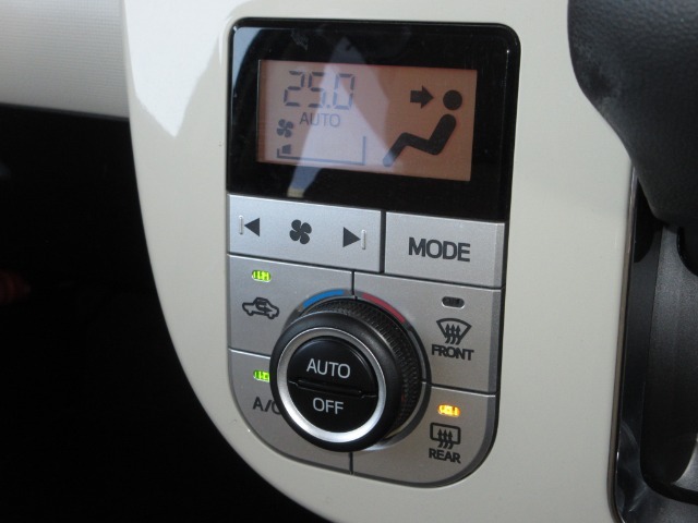 エアコンはオートエアコンでお好みの温度調整が出来、オールシーズン快適にドライブできます！リア席はプライバシーガラスで夏も涼しく過ごせます！