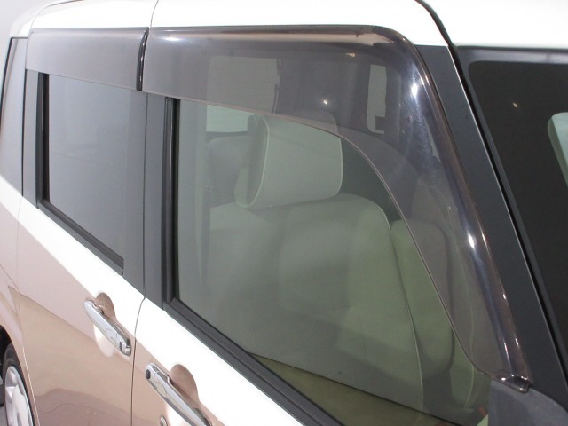 実用的で人気のオプション『ドアバイザー』が付いています！雨の日でも窓を開けて換気ができる便利な装備！付いてて良かったと思える用品です！