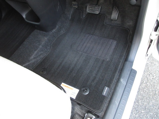 フロアマットが付いています。フロアマットは脱着可能ですから汚れがついたときに掃除しやすく、室内を綺麗に保つことが出来ます。付いてて良かったと思える用品です！