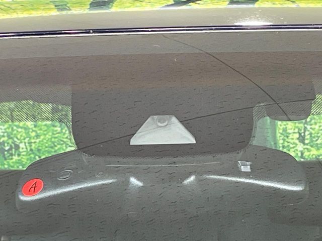 【トヨタセーフティセンス】走行中に前方の車両等を認識し、衝突しそうな時は警報とブレーキで衝突回避と被害軽減をアシスト。より安全にドライブをお楽しみいただけます。