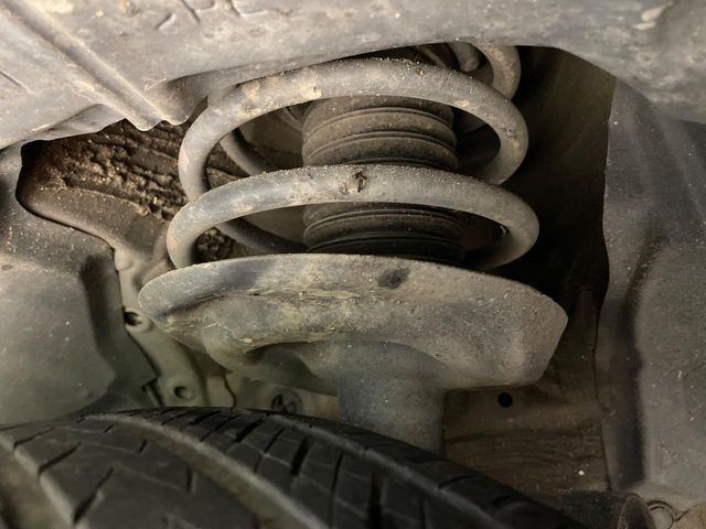 お車を安心してお乗りいただく為には、足回りの定期点検が欠かせません。サービスサポート（有償保証）では無料点検もご提供しており、安心のカーライフをお過ごしいただけるサポート体制が整っています。