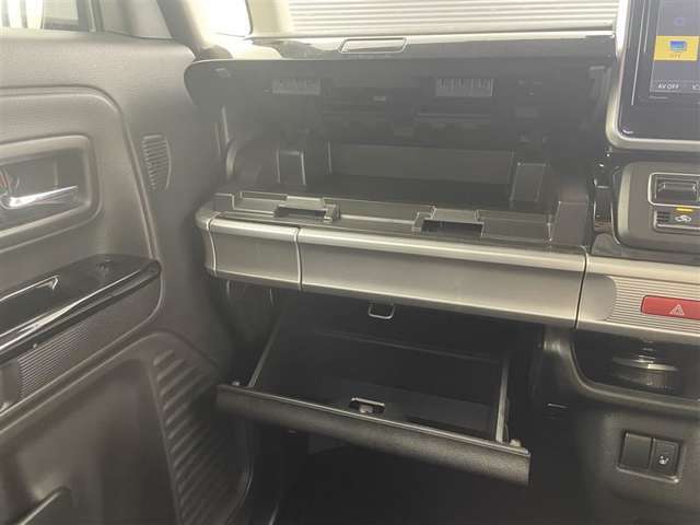 【グローブボックス】車検証ケースや、日頃使う小物類の収納に便利ですね！