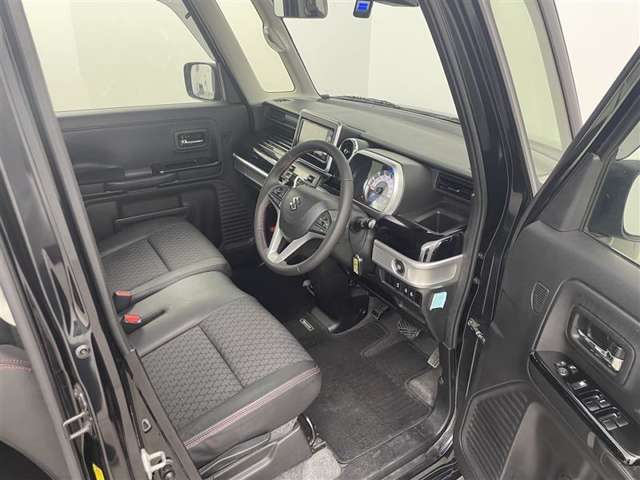 【運転席】座り心地が良いシートなので長時間の運転でも快適にお過ごしいただけます。新品のフロアマットのご注文も可能です。掲載箇所以外にご希望の写真がございましたらお気軽にお問い合わせ下さい。