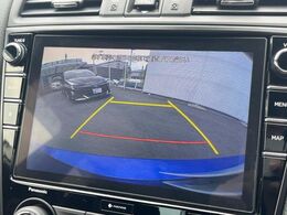 【バックカメラ】駐車時に後方がリアルタイム映像で確認できます。大型商業施設や立体駐車場での駐車時や、夜間のバック時に大活躍！運転スキルに関わらず、今や必須となった装備のひとつです！