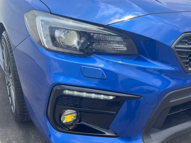 【LEDヘッドライト】悪天候や夜間走行時も良好な視界を確保し安心して運転できる高輝度LEDヘッドライトを装備！点灯速度が早く、消費電力も抑えられています。