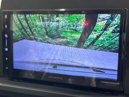 【バックカメラ】駐車時に後方がリアルタイム映像で確認できます。大型商業施設や立体駐車場での駐車時や、夜間のバック時に大活躍！運転スキルに関わらず、今や必須となった装備のひとつです！