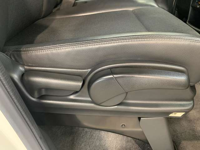 高さ調整も可能なシート。ドライビングポジションは運転には重要ですよね