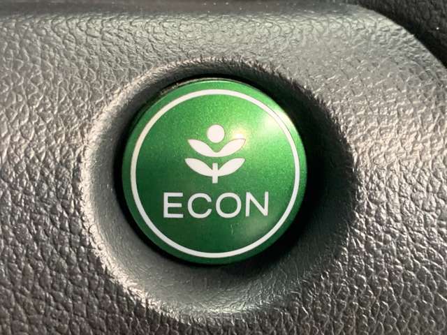 ご存知ECONスイッチを装備！エアコンとパワー出力を抑えてよりエコなドライブを可能にする魔法のスイッチです！