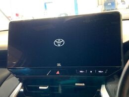 【純正ナビ】人気の純正ナビを装備しております。ナビの使いやすさはもちろん、オーディオ機能も充実！キャンプや旅行はもちろん、通勤や買い物など普段のドライブも楽しくなるはず♪