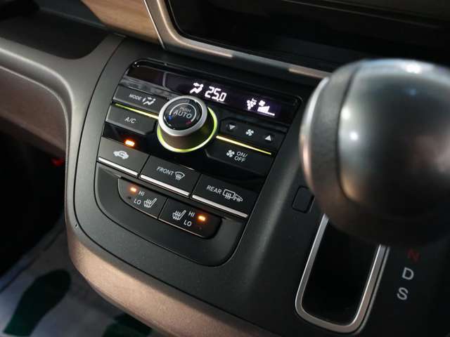 ★オートエアコン★自動車室内の希望温度を設定すると、自動的にヒーターやクーラーの温度調整や風量調整、内外気切り替えなどを行ってくれる快適装備です！フロントシートヒーターも付いています♪