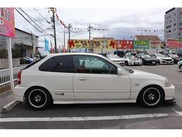 ドラレコ付き！デジタルインナーミラー！モモハンドル！追加4連メーター！ETC！タイヤ6・7分！タイミングチェーン式！外装も内装も年式上には綺麗です！アクセス多数！大人気！試乗はいつでもできます！