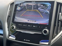 【バックカメラ】駐車時に後方がリアルタイム映像で確認できます。大型商業施設や立体駐車場での駐車時や、夜間のバック時に大活躍！運転スキルに関わらず、今や必須となった装備のひとつです！