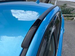 【ルーフレール】外観の魅力を引き立てるとともに、ウィンタースポーツや釣り、ロードバイク等で使う各種ギアを積むキャリア取り付けベースに！アクティブなカーライフを楽しむには必須の装備ですね！