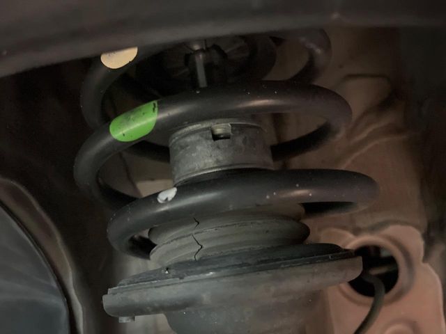 お車を安心してお乗りいただく為には、足回りの定期点検が欠かせません。サービスサポート（有償保証）では無料点検もご提供しており、安心のカーライフをお過ごしいただけるサポート体制が整っています。