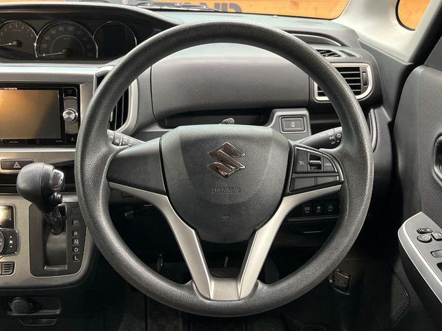 インテリアに合わせたデザインのステアリングは、運転される方のことも考え、運転しやすい形状、大きさです。是非一度、実際に触ってお確かめください。