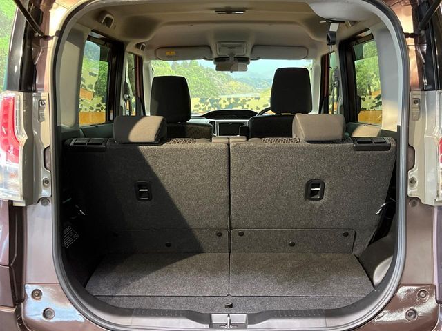 普段のお買い物や通勤、送迎等に十分な荷室スペースを確保しております。セカンドシートを倒すと、大きな荷物の積載も可能です♪