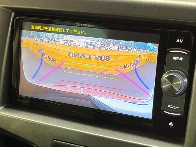 【バックカメラ】駐車時に後方がリアルタイム映像で確認できます。大型商業施設や立体駐車場での駐車時や、夜間のバック時に大活躍！運転スキルに関わらず、今や必須となった装備のひとつです！