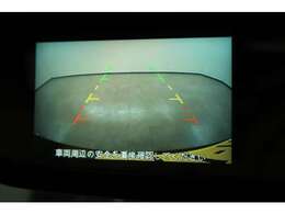 ルームミラー内にバックカメラ映像が映し出されます　ガイド線付き