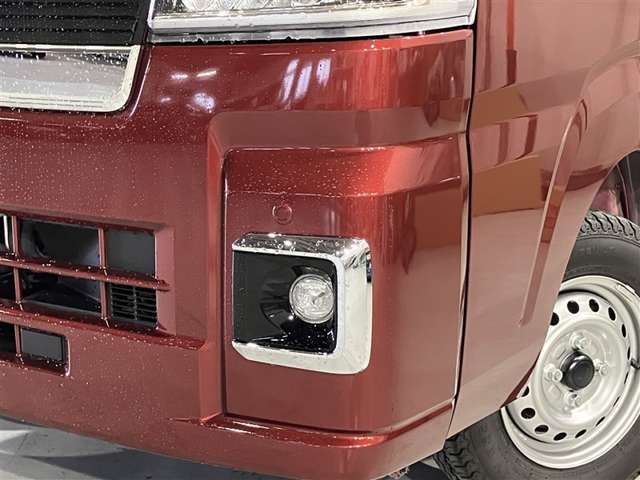 コーナーセンサーを車の前後に装備。障害物までの距離に応じて警告音を変えてお知らせ。縦列駐車時や駐車場・車庫などでの取り回しをサポートします。詳細は販売店スタッフまでおたずねください。