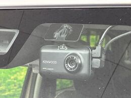 【ドライブレコーダー】安心・安全なカーライフに必須のドライブレコーダーを装備！走行中はもちろん、あおり運転や事故に遭遇した際の状況も映像で記録し、万一のリスクに備えます。