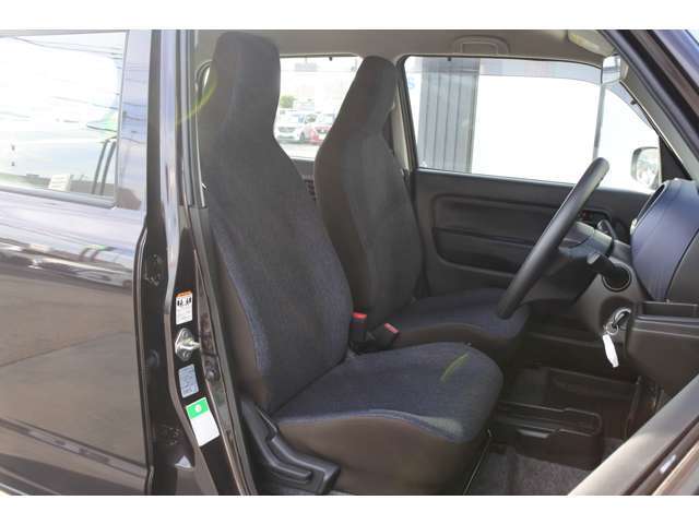 シンプルなつくりの運転席です。