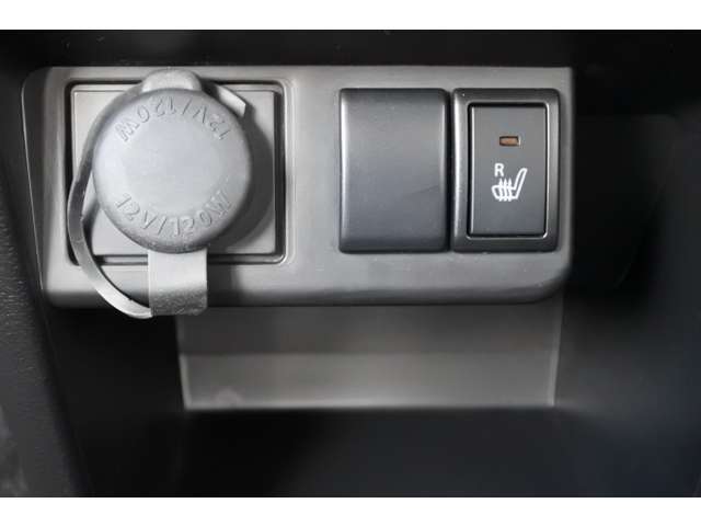 運転席にはシートヒーターも装備されています！