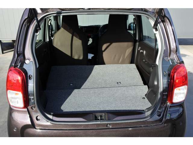 お荷物の量や乗車人数に合わせて使えるリヤシートは、ご覧のとおり倒すことで、広々したラゲッジルームで便利です。