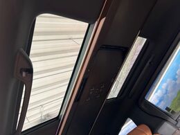 【ガラスルーフ】ガラスルーフ搭載で車内の解放感が一気にアップ！開放的なドライブをお楽しみいただけます。