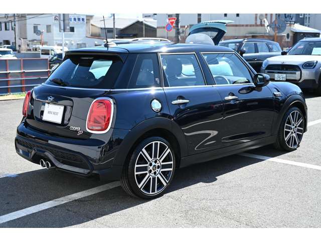 MINI3ドアよりも16センチほど全長が長いです。
