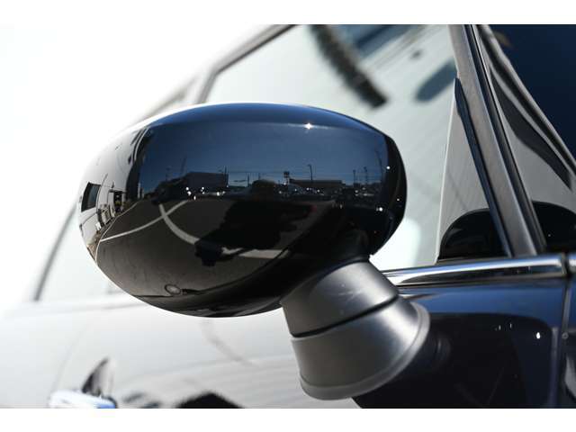 車両の鍵でボタンをお長押しし閉めるとミラーも連動して閉まります。