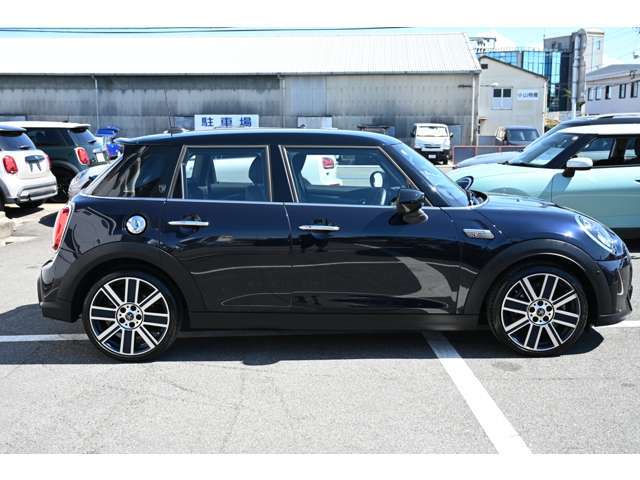 MINI3ドアよりも16センチほど全長が長いです。