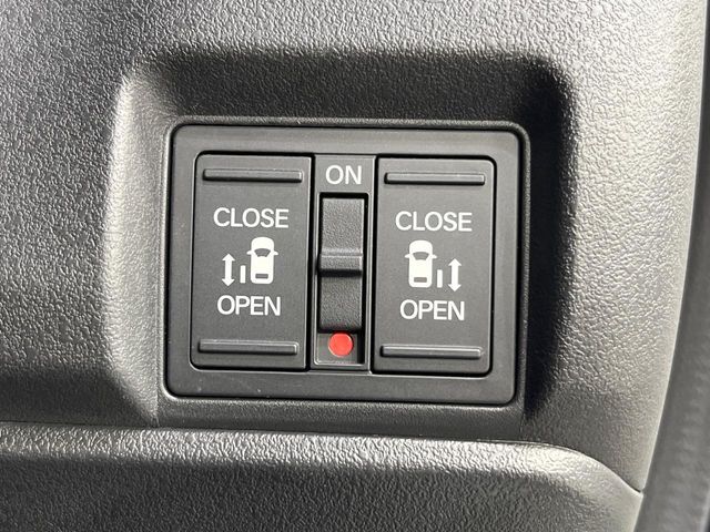 【両側パワースライドドア】スマートキーや運転席のスイッチで後席両側スライドドアの開閉が可能♪電動だから力を入れてドアを開ける必要が無く、小さなお子様でも簡単に開け閉めでき快適です♪