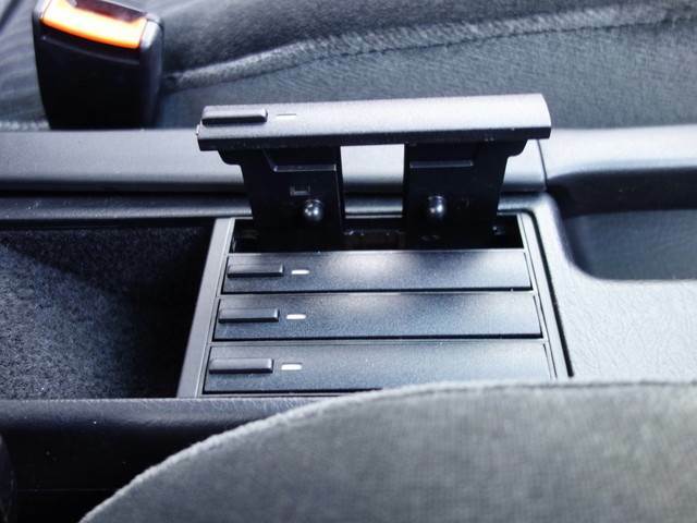 運転席と助手席の間にカセットを1本ずつ収納できるスペースがあります。