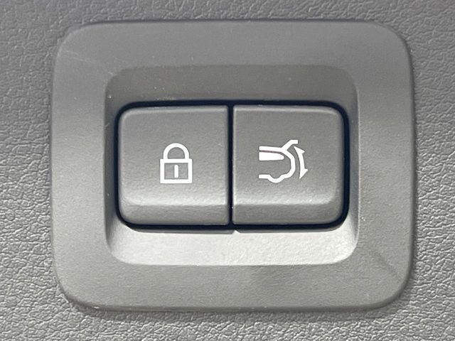 【パワーバックドア】スマートキーや運転席のボタンを押すだけでリアゲートが自動で開閉します！荷物を持っている時や、高い位置にあるバックドアを閉める際に便利な機能です♪