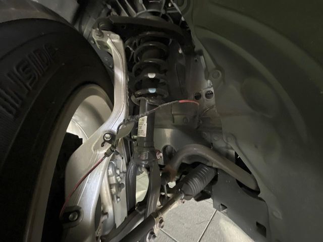 お車を安心してお乗りいただく為には、足回りの定期点検が欠かせません。サービスサポート（有償保証）では無料点検もご提供しており、安心のカーライフをお過ごしいただけるサポート体制が整っています。