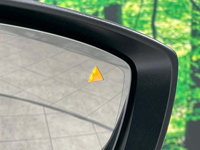 【ブラインドスポットモニタリング】走行中、ドアミラーの死角になりやすい箇所に後続車が接近するとサイドミラー付近に警告を表示、ドライバーに注意喚起をしてくれます。