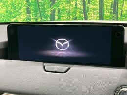【12.3インチマツダコネクト】車内の雰囲気にマッチした大型ディスプレイ。スマホ接続でのナビ使用やBluetooth再生等、様々な機能が楽しめます。直感的なダイヤル操作が可能で、使い勝手も良好です。