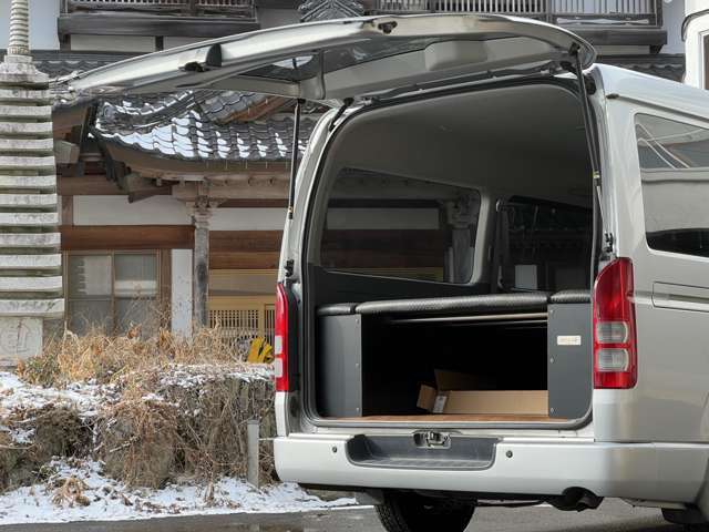 大きく開くので頭上を気にせず荷物の積み下ろし出来ます！