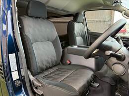 各種ブランドのシートカバーの取り扱いもございます。また、弊社オリジナルフロアマットもご用意しております。自慢の愛車をアレンジしてみてはいかがでしょうか。