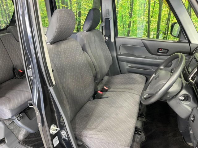 運転席シート廻りは使用感も少なく、良好な状態となっています。丁寧に使われていたことがよくわかりますね。